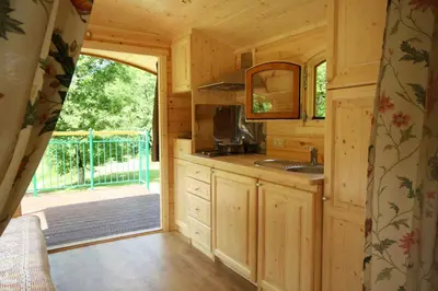 Cuisine ou kitchenette dans l'établissement Les Roulottes de la Dordogne