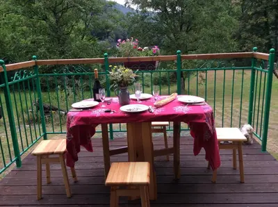 Balcon ou terrasse dans l'établissement Les Roulottes de la Dordogne