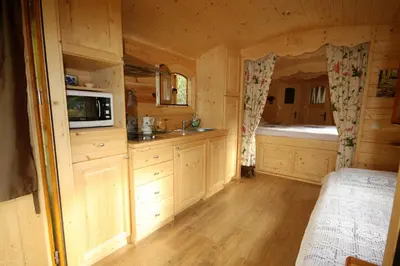 Cuisine ou kitchenette dans l'établissement Les Roulottes de la Dordogne