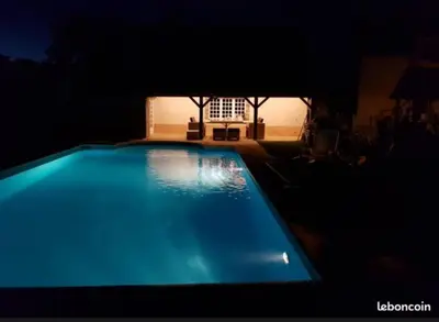 Piscine de l'établissement Les Gîtes du Domaine de Layre ou située à proximité