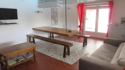Télévision ou salle de divertissement dans l'établissement Les Gîtes du Domaine de Layre