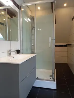 Salle de bains dans l'établissement Les Gîtes du Domaine de Layre