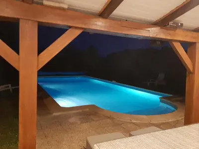 Piscine de l'établissement Les Gîtes du Domaine de Layre ou située à proximité