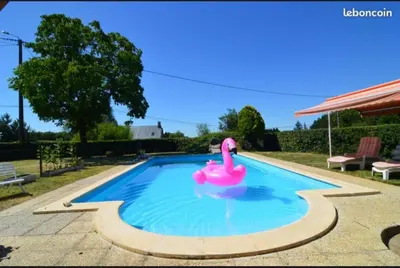 Piscine de l'établissement Les Gîtes du Domaine de Layre ou située à proximité
