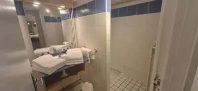 Salle de bains dans l'établissement Village Montanha Lioran