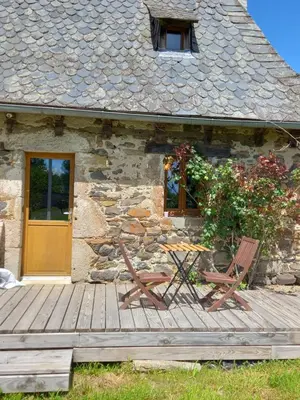 Jardin de l'établissement Petite maison avec piscine