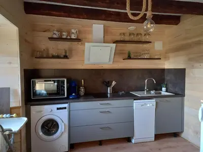 Cuisine ou kitchenette dans l'établissement Petite maison avec piscine