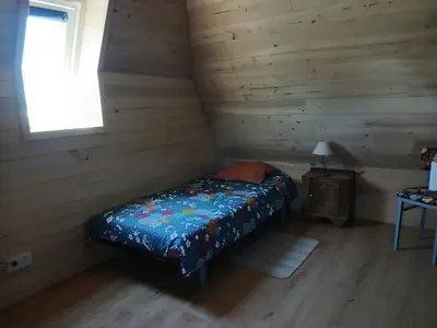 Un ou plusieurs lits dans un hébergement de l'établissement Petite maison avec piscine