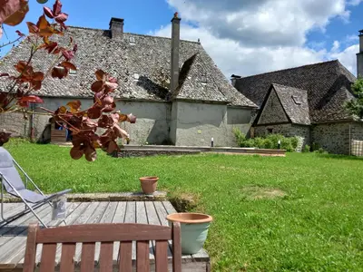 Jardin de l'établissement Petite maison avec piscine