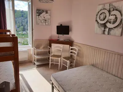 Télévision ou salle de divertissement dans l'établissement Villa Géraniums apt 4