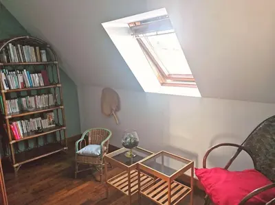 Bibliothèque dans la maison de vacances