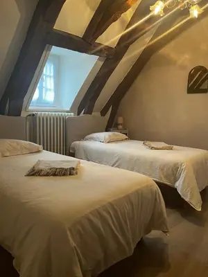 Un ou plusieurs lits dans un hébergement de l'établissement Hôtel Restaurant Le Beffroi