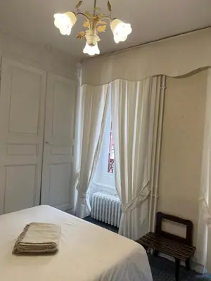 Un ou plusieurs lits dans un hébergement de l'établissement Hôtel Restaurant Le Beffroi