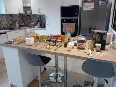 Cuisine ou kitchenette dans l'établissement La Bergerie de Chantemille - Chambre d'hôtes Les Mésanges - jacuzzi, piscine