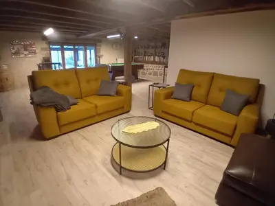 Coin salon dans l'établissement La Bergerie de Chantemille - Chambre d'hôtes Les Mésanges - jacuzzi, piscine