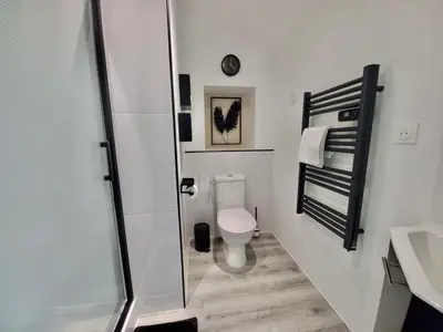 Salle de bains dans l'établissement La Bergerie de Chantemille - Chambre d'hôtes Les Mésanges - jacuzzi, piscine