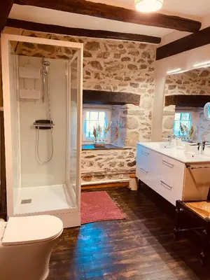 Salle de bains dans l'établissement La Ferme d'Antan - Thalamy
