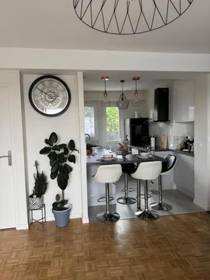 Cuisine ou kitchenette dans l'établissement Appartement chaleureux et spacieux T3