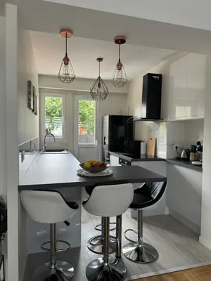 Cuisine ou kitchenette dans l'établissement Appartement chaleureux et spacieux T3