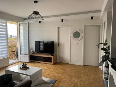 Télévision ou salle de divertissement dans l'établissement Appartement chaleureux et spacieux T3