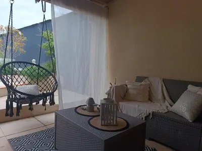 Coin salon dans l'établissement La Villa Bénédictins avec piscine