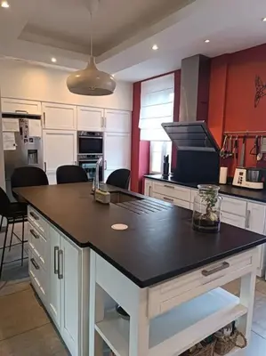 Cuisine ou kitchenette dans l'établissement La Villa Bénédictins avec piscine