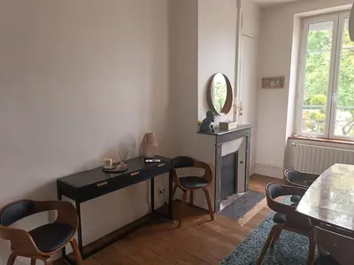 Coin salon dans l'établissement La Villa Bénédictins avec piscine