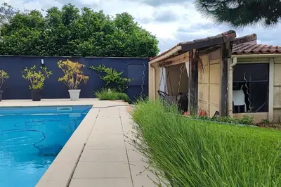 Piscine de l'établissement La Villa Bénédictins avec piscine ou située à proximité