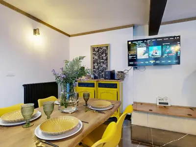 Télévision ou salle de divertissement dans l'établissement Maison Avec Spa et Sauna Privé