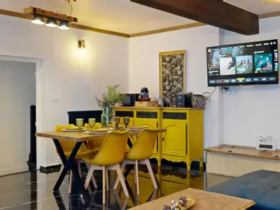 Télévision ou salle de divertissement dans l'établissement Maison Avec Spa et Sauna Privé