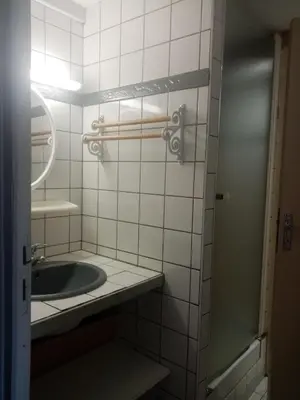 Salle de bains dans l'établissement Les Caribous