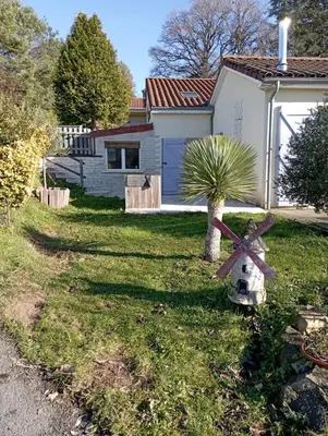 Jardin de l'établissement Petit gite paisible en bord de lac