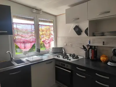 Cuisine ou kitchenette dans l'établissement Petit gite paisible en bord de lac