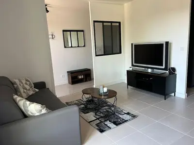 Télévision ou salle de divertissement dans l'établissement Maison avec piscine classée 3 étoiles