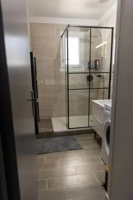 Salle de bains dans l'établissement Maison avec piscine classée 3 étoiles