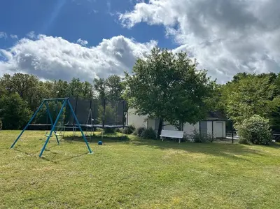 Aire de jeux pour enfants de l'établissement Maison avec piscine classée 3 étoiles