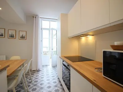 Cuisine ou kitchenette dans l'établissement Bel appartement T3 avec terrasse et wifi au centre de La Bourboule - FR-1-608-270