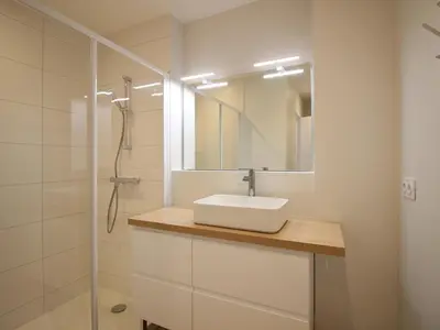 Salle de bains dans l'établissement Bel appartement T3 avec terrasse et wifi au centre de La Bourboule - FR-1-608-270