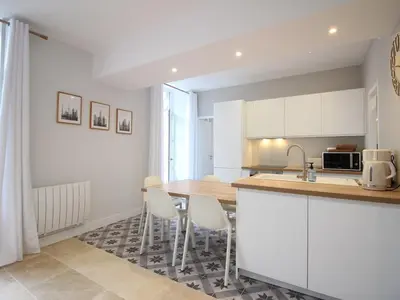 Cuisine ou kitchenette dans l'établissement Bel appartement T3 avec terrasse et wifi au centre de La Bourboule - FR-1-608-270