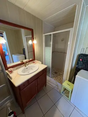 Salle de bains dans l'établissement Petite maison avec cour fermée