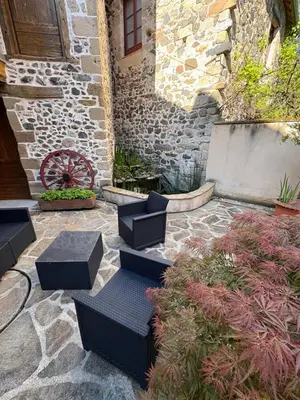 Jardin de l'établissement Petite maison avec cour fermée