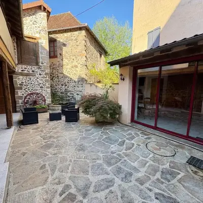 Petite maison avec cour fermée