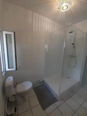 Salle de bains dans l'établissement gite de la fontaine