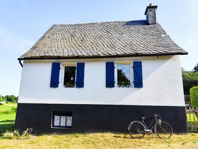 Vélo sur le terrain de l'établissement Le Cottage ou dans les environs