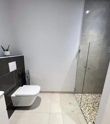 Salle de bains dans l'établissement Villa Poujol en Dordogne, piscine chauffée
