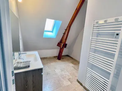 Salle de bains dans l'établissement Villa Poujol en Dordogne, piscine chauffée