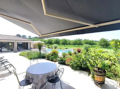 Jardin de l'établissement Villa Poujol en Dordogne, piscine chauffée
