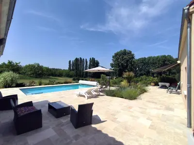 Piscine de l'établissement Villa Poujol en Dordogne, piscine chauffée ou située à proximité