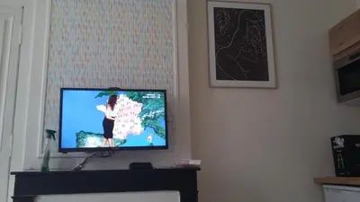 Télévision ou salle de divertissement dans l'établissement Le studio à petit prix