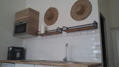 Cuisine ou kitchenette dans l'établissement Le studio à petit prix